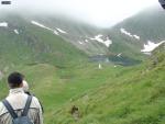 Visszafelé a Monumentul Alpinistirol fehér oszlopát célba vettük a Kecske tónál.