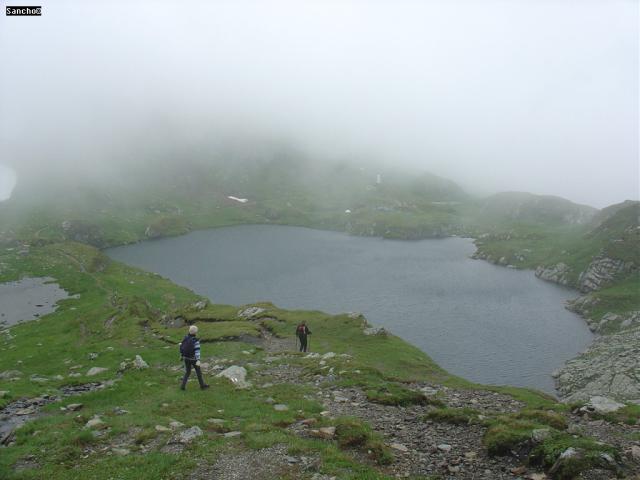 A Kecske tó másik partján kivehető a képen, hogy ott bizony sátrak állnak.