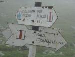 Kemény felhőben értünk fel a Kecske nyeregbe,ahol tábla jelzi a kijelölt túraútvonalakat.