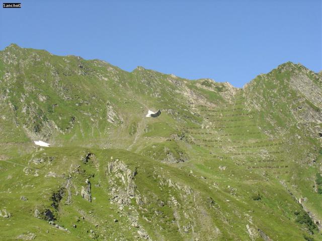 A kép jobb oldalán azok a kicsi barna téglalapok ház kerítés méretű hófogók. A kép közepén egy mesterséges 