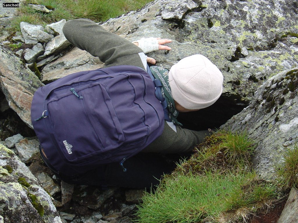 Csilla megtalálja a GCBila geocaching ládarejt