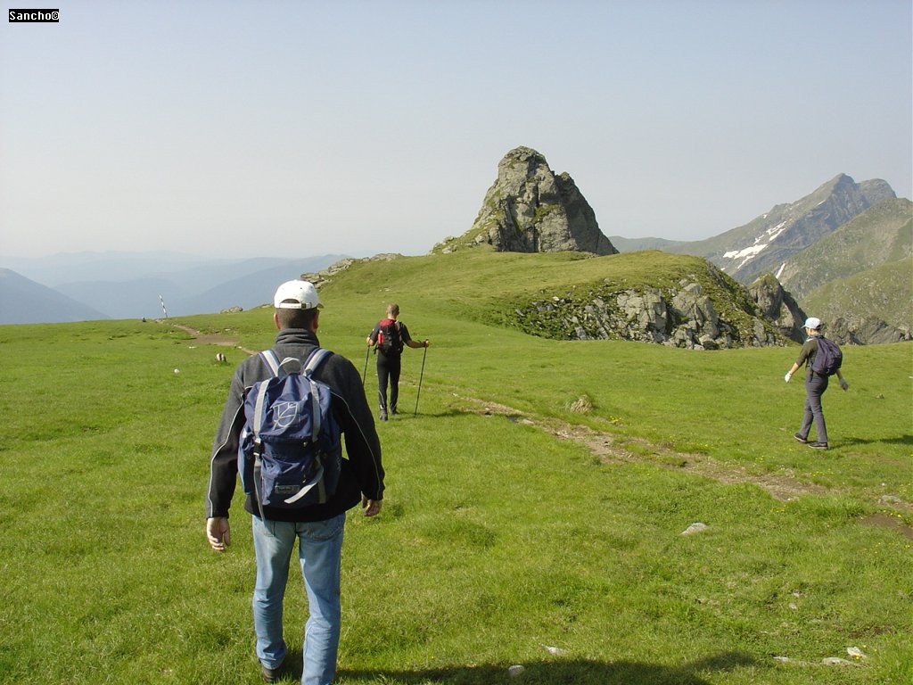 A tegnapi Toronynak akkor nekimegyünk. Pontosabban balra le 2400m-ről. 100 méterrel lejjebb már egy hófolyás várt minket.