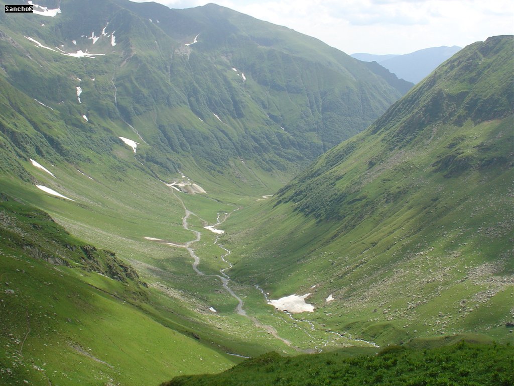 Ott a völgyben egy kicsiny kunkor ami látszik, az egy betonút, mely a hegyben átmenő út folytatása dél felé.