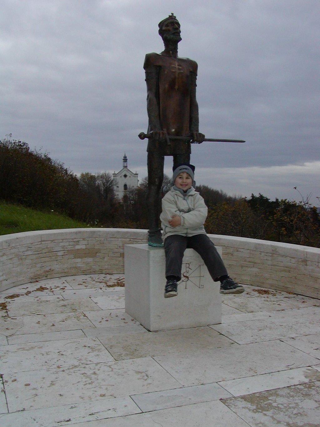 Szent István Király lábainál Nagy Péter junior. A háttérben a Szent Márton kápolnával (ha jól emlékszem).