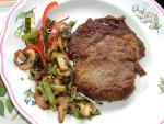 Beef steak sult ujhagymaval, paprikaval es gombaval