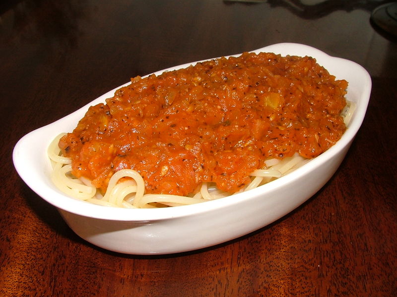 Spagetti bazsalikomos paradicsomszosszal