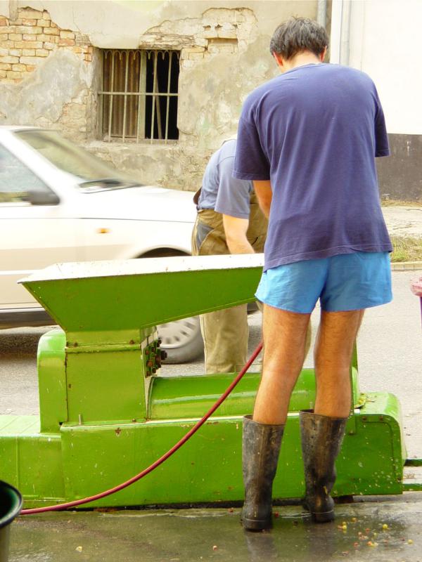 Jani végzett a szemezéssel, kimossa a cuccost.