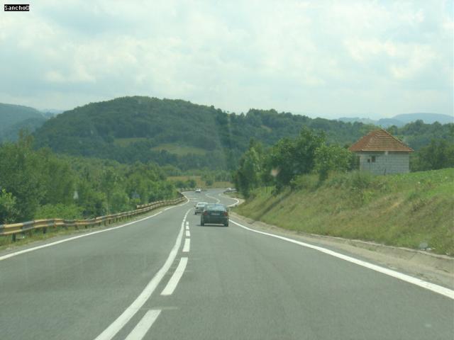 Az utak szélén továbbra sincsen az út és a beton-gödör között semmi féle patka.