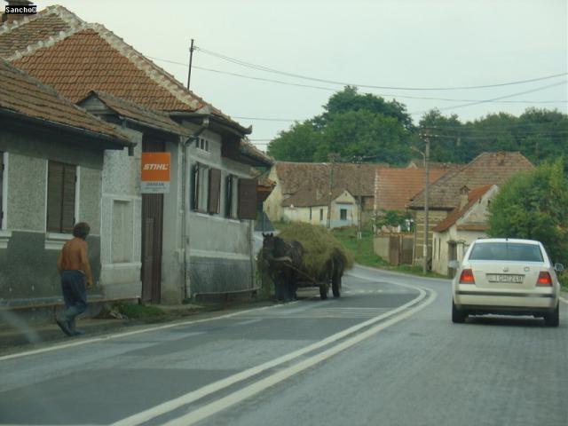 Újabb egybe falu, azonban pár száz mézerrel magasabban.