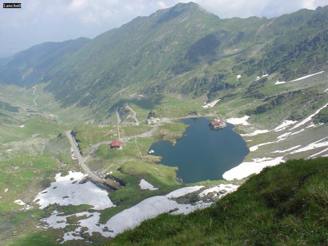 Az egyik télen a tó oldalára lavina zúdult. A jég megbillent, és egy fél busznyi gyerek maradt a jég alatt, mikor az vis