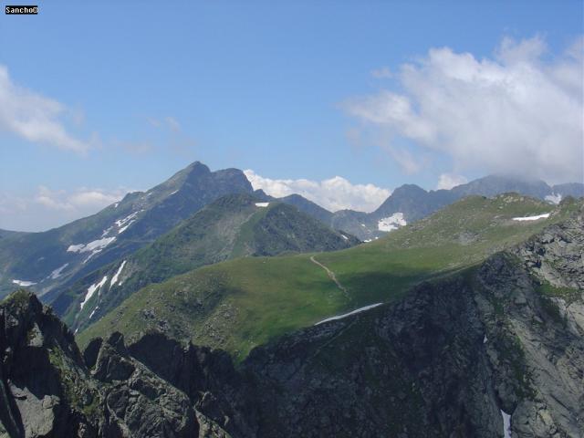 A távolban a Negoj csúcsa látszik.