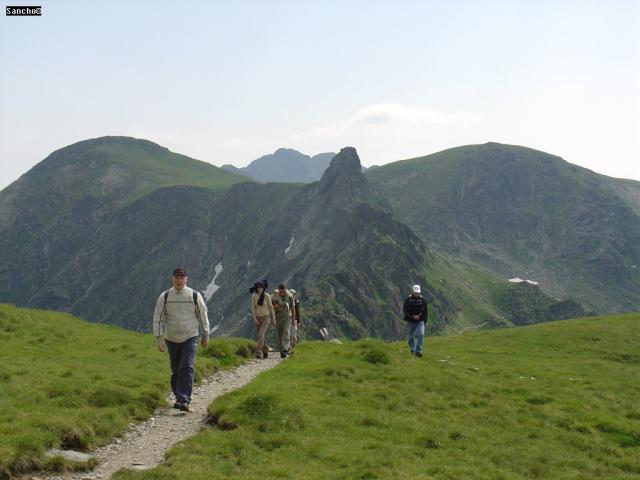 Az még ott a Torony, és mögötte a tegnapi pihenőhelyünk, a Paltinul Mare (2401m) oldala.