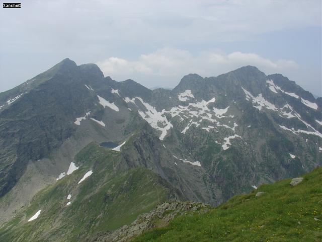 ...megérkezünk majd a Caltun tóhoz.
A felhők meg csak gyűlnek. A csúcs meg ott Negoj (2535m).