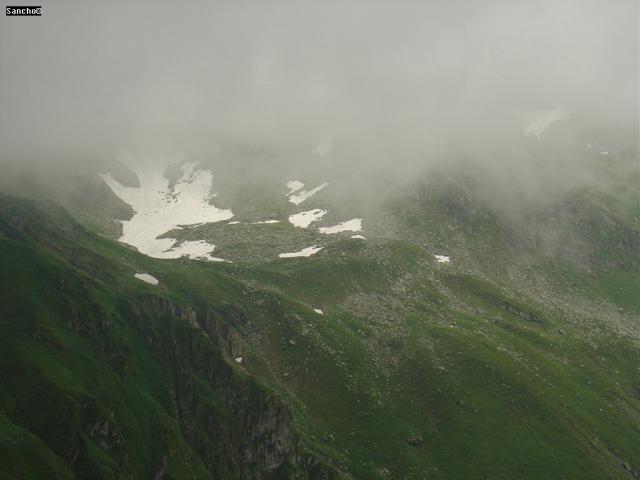 A refuge kicsit jobban látszik már. Bár nem megyünk el oda. Minket a Sárkány ablaka vár.