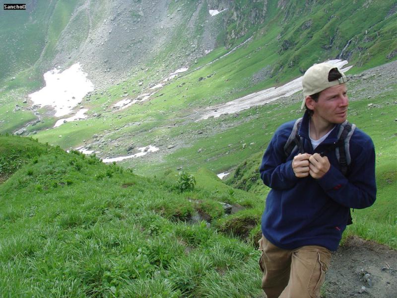 Nem nagyon vehető ki a mélység, de itt egy elég meredek szakasz várt ránk, ahol egy sárlépcsőn vettük fel magunkat 100