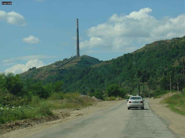 Borzalmas az a kémény ott a dombon.