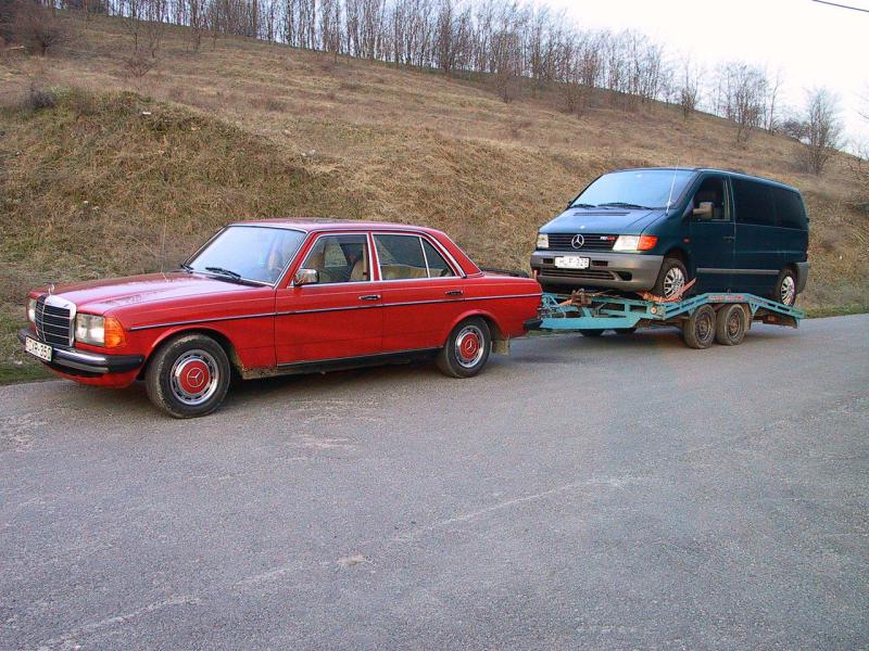 Mercedes 123 300 D. 1980-ból Klímával, fehér bőr belsővel. Mögötte a modern technika csodája, mely ott hagyott az út s