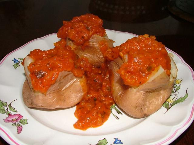 Jacket Potato with Tomato Sauce