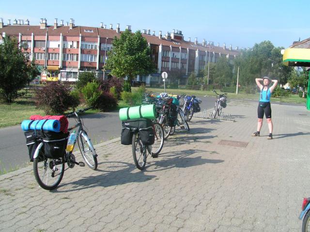 A társaság a boltban van.