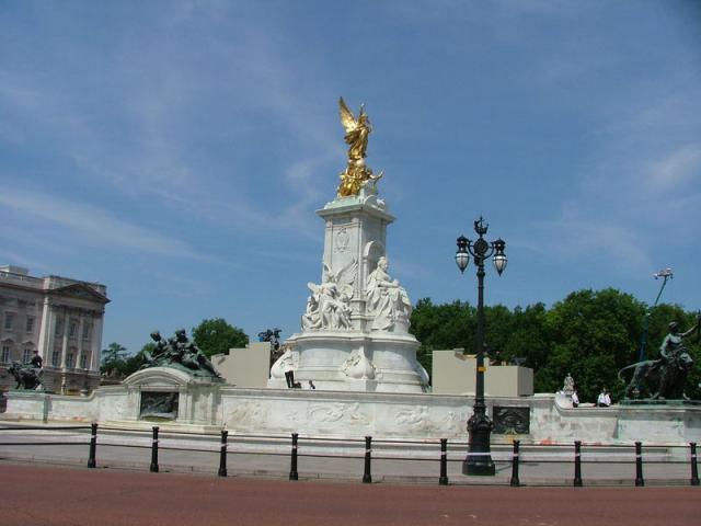 A statue front of the palace